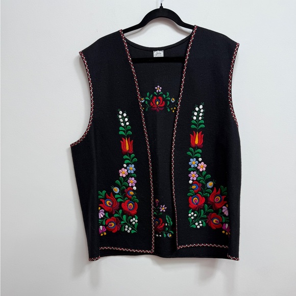 Julia Modell Embroidered Black Vest NWOT, size XL. - Picture 1 of 3